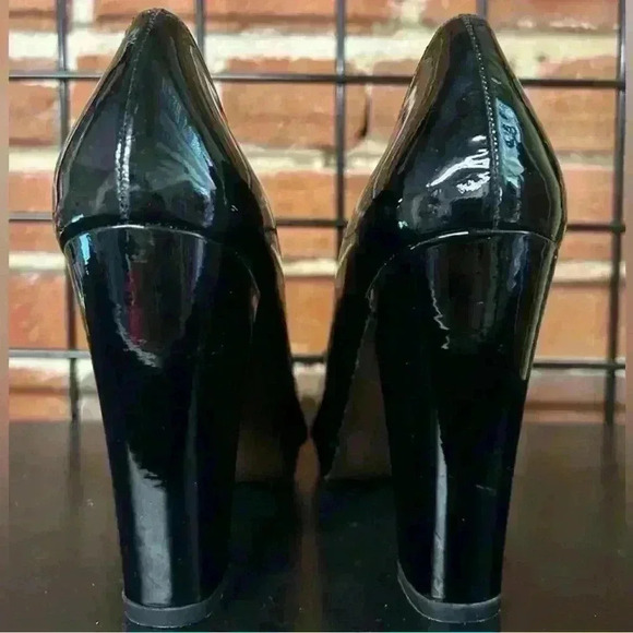 Stuart Weitzman 7.5 black patent open-toe heels with flat bow-over detail - Picture 3 of 5
